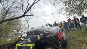 Niksar’da korkutan kaza, Araçta sıkışanları itfaiye ekipleri kurtardı