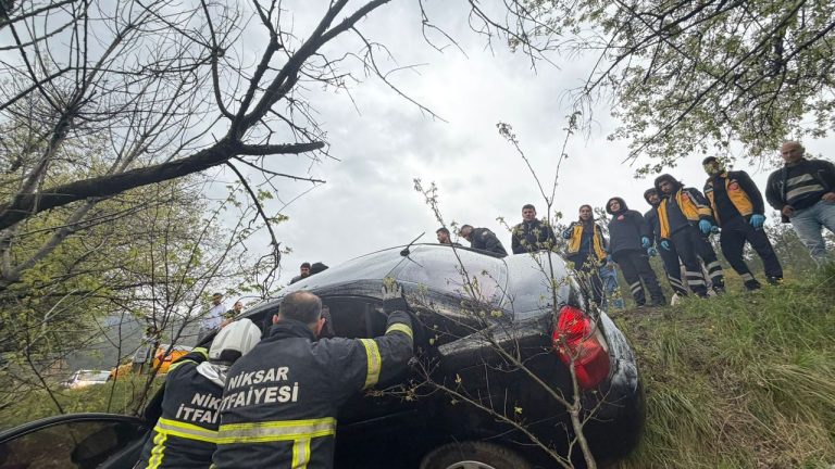 Niksar’da korkutan kaza, Araçta sıkışanları itfaiye ekipleri kurtardı