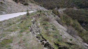 Tokat’ta Ballıca Mağarası yolunda çökme meydana geldi