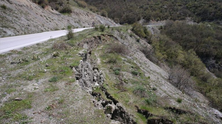 Tokat’ta Ballıca Mağarası yolunda çökme meydana geldi
